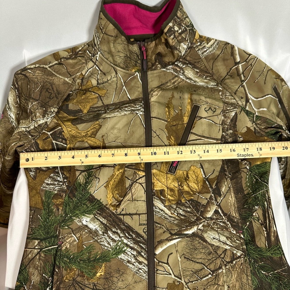 Realtree Camouflaged Zipped Jacket Medium w/Zip pockets and inside pocket. 
(A) - Picture 7 of 8